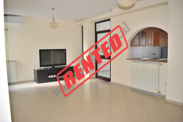 Apartament 2+1 per zyra me qera prane rruges se Kavajes.
Ndodhet ne katin e 6 te nje pallati te ri 